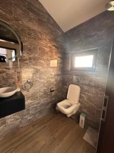 La salle de bains est pourvue de toilettes et d'un lavabo. dans l'établissement Alexandra Family Estate, 