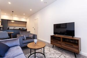 TV a/nebo společenská místnost v ubytování Modern 1 Bedroom Apartment in Bolton + 7 fotografií