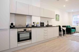 A kitchen or kitchenette at Modern & Stylish 1 Bedroom Apartment in Bolton