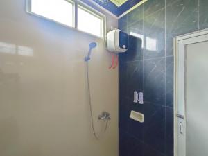 Wates的住宿－RedDoorz Syariah Near Stasiun Wates，带淋浴喷头的浴室