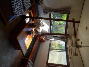 una vista aérea de una sala de estar con 2 ventanas en Asumi Onsen, en Fujiyoshida