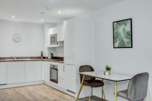 Virtuvė arba virtuvėlė apgyvendinimo įstaigoje Stylish and Beautiful 1 Bedroom Flat in Birmingham