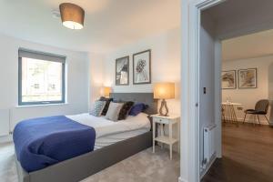 a bedroom with a bed and a table and a window at Luxurious 1 bed apartment with free parking in York