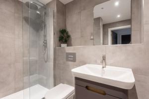 a bathroom with a sink and a shower and a toilet at Luxurious 1 bed apartment with free parking in York