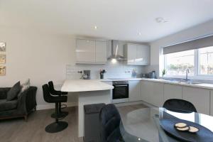 Кухня или мини-кухня в Stunning 2 Bedroom Apartment in Wallasey
