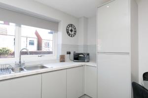Кухня или мини-кухня в Stunning 2 Bedroom Apartment in Wallasey
