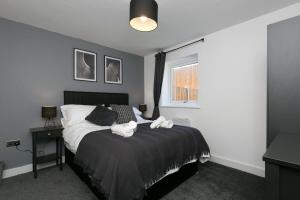 Кровать или кровати в номере Stunning 2 Bedroom Apartment in Wallasey