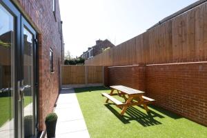 Сад в Stunning 2 Bedroom Apartment in Wallasey
