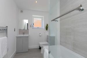 Ванная комната в Stunning 2 Bedroom Apartment in Wallasey