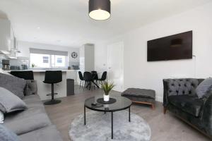 een woonkamer met een bank en een tafel bij Stunning 2 Bedroom Apartment in Wallasey in Wallasey