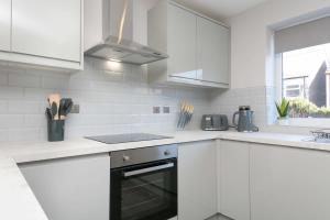 Кухня или мини-кухня в Stunning 2 Bedroom Apartment in Wallasey
