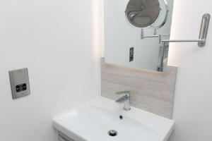 Ванная комната в Stunning 2 Bedroom Apartment in Wallasey