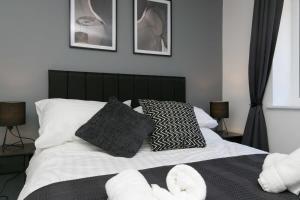 Кровать или кровати в номере Stunning 2 Bedroom Apartment in Wallasey