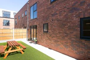 Сад в Stunning 2 Bedroom Apartment in Wallasey