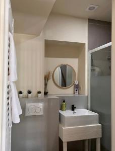 La salle de bains est pourvue d'un lavabo blanc et d'un miroir. dans l'établissement Wonder home, à Bruxelles