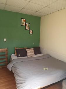 1 dormitorio con 1 cama con ordenador portátil en Dalat Inn ez home en Dalat