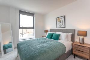 Un dormitorio con una cama grande y una ventana en Amazing 2 bed Apartment with Roof Terrace in the heart of York, en York
