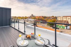 una mesa en un balcón con vistas a la ciudad en Amazing 2 bed Apartment with Roof Terrace in the heart of York, en York