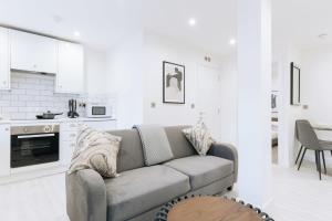 a living room with a couch and a kitchen at Centrally Located 1 Bedroom Apartment in Ipswich in Ipswich