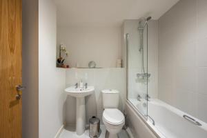 Koupelna v ubytování A Modern Apartment in Preston City Centre