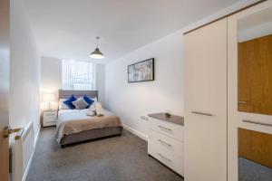 Letto o letti in una camera di A Modern Apartment in Preston City Centre