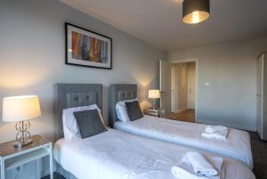 duas camas num quarto com duas lâmpadas em Stylish and Comfortable 1 Bedroom Apartment in Birmingham em Birmingham