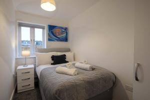 een slaapkamer met een bed met 2 kussens erop bij Modern 3 Bedroom House in Central Derby in Derby