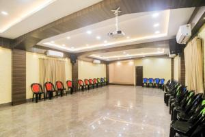 einen Konferenzraum mit roten und blauen Stühlen in der Unterkunft HOTEL GRAND PALACE & BANQUET in Shiliguri