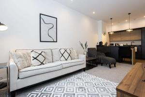 Η κουζίνα ή μικρή κουζίνα στο Contemporary Bolton Apartment in Central Location