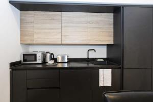 Η κουζίνα ή μικρή κουζίνα στο Contemporary Bolton Apartment in Central Location