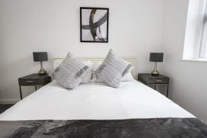 Ένα ή περισσότερα κρεβάτια σε δωμάτιο στο Contemporary Bolton Apartment in Central Location