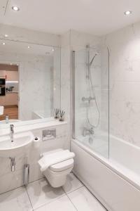 Et badeværelse på Stunning Contemporary Apartment in Central Birmingham
