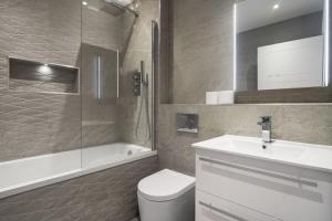 a bathroom with a toilet and a sink and a shower at Lovely 1 Bedroom Apartment in the Heart of Eastleigh in Eastleigh