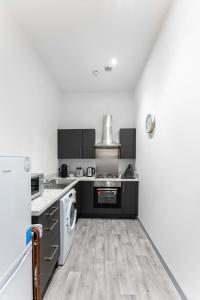 a kitchen with a stove and a dishwasher at Modern 1 Bedroom Apartment in Dudley in Brierley Hill