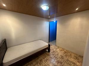 Casa Colibrí في سان خوسيه: غرفه بسرير وباب ازرق