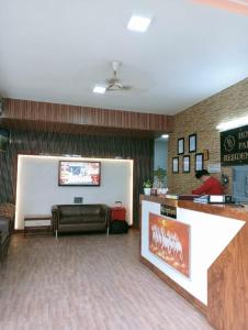 een lobby van een fastfoodrestaurant met een bar bij wooden suits in Ghaziabad