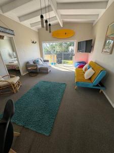 ein Wohnzimmer mit einem Sofa und einem Teppich in der Unterkunft Ultimate Family Holiday - Pet Friendly! in Papamoa