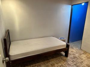 Casa Colibrí في سان خوسيه: سرير صغير في غرفة ذات باب ازرق