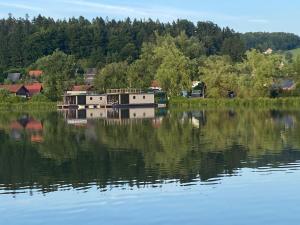 Un par de barcos están sentados en un lago. en Waidlerland Hausboot 1, en Waldkirchen