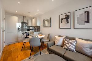 uma sala de estar com um sofá e uma mesa em Cosy 1 Bedroom Apartment in the Heart of Eastleigh em Eastleigh