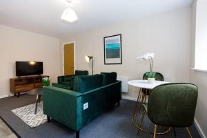 - un salon doté d'un mobilier vert et d'une table dans l'établissement Modern 1 Bedroom Apartment, Manchester, à Manchester