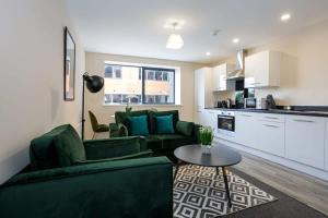 Il comprend un salon avec un canapé et une table. dans l'établissement Modern 1 Bedroom Apartment, Manchester, à Manchester