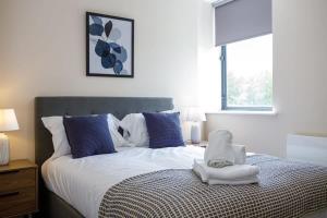 um quarto com uma cama com toalhas em Modern and Stylish 1 Bed Apartment Manchester em Manchester