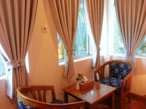 A seating area at Grand Laurel Hotel