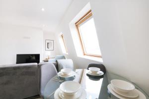 - un salon avec une table en verre et un canapé dans l'établissement Modern 1BR Top Floor Apartment in Ipswich, à Ipswich