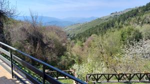 Serrone的住宿－CASA VACANZA LE TERRAZZE，阳台享有山谷美景。