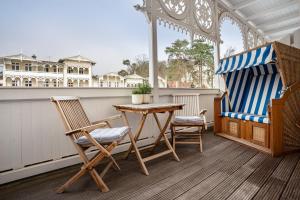 a porch with two chairs and a table and a gazebo at Baltic Sun W6 in der Villa Sonneck in Ostseebad Sellin