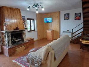 a living room with a couch and a fireplace at CASA VACANZA LE TERRAZZE in Serrone