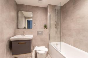 uma casa de banho com um lavatório, um WC e um chuveiro em Modern & Spacious 2 Bedroom Apartment in York em York
