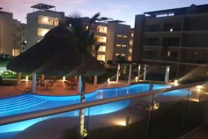 a view of a swimming pool at night at Vidamar Refugio Costero / Zona Diamante in Acapulco